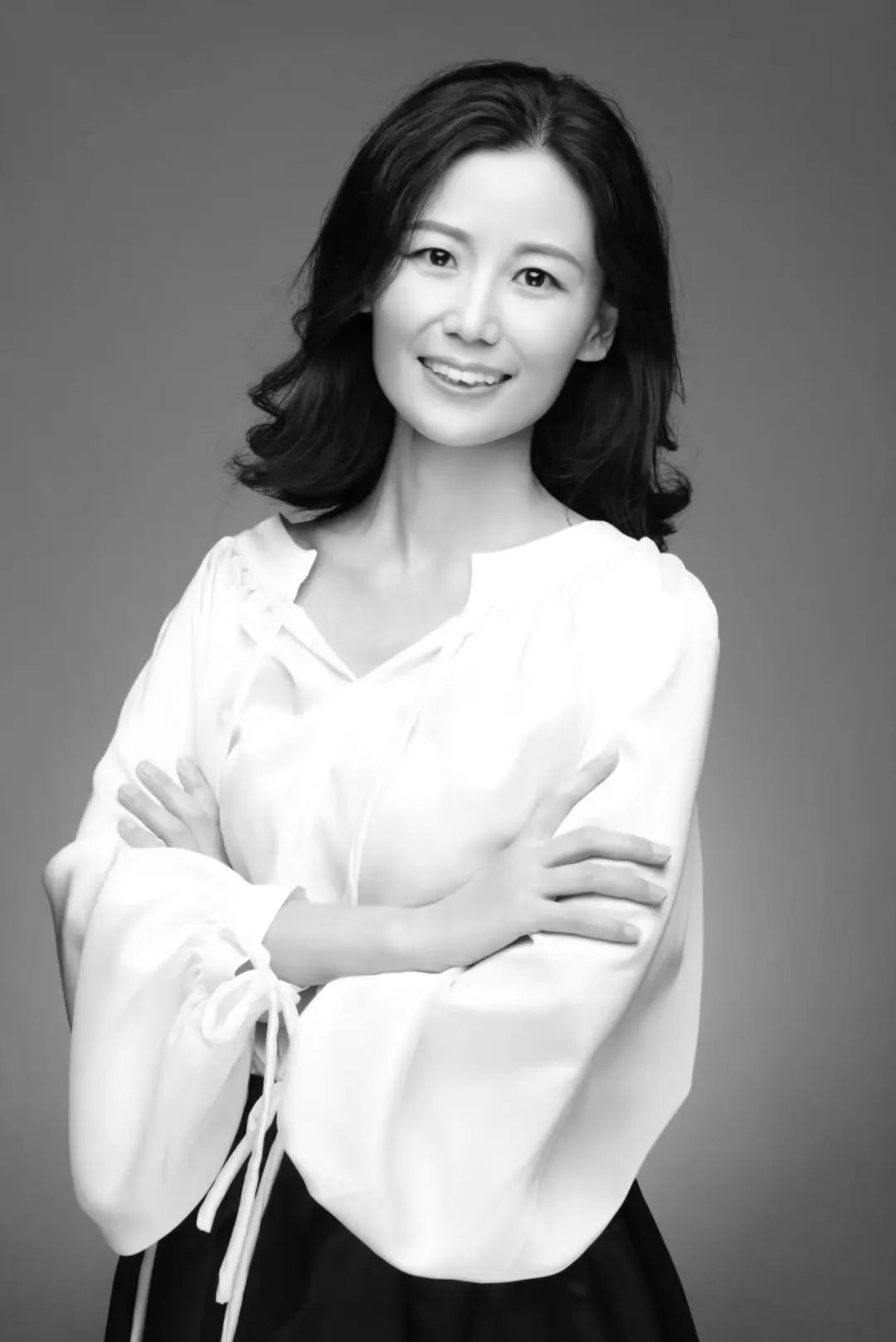李海英，教授，碩士生導(dǎo)師。主要從事詩(shī)學(xué)研究、文學(xué)批評(píng)與文化批評(píng)研究，著有《未撥動(dòng)的琴弦——中國(guó)新詩(shī)的批評(píng)與反批評(píng)》《偉大的塵世之詩(shī)——華萊士·史蒂文斯詩(shī)歌研究》，在《光明日?qǐng)?bào)》《南方文壇》《揚(yáng)子江評(píng)論》《中國(guó)現(xiàn)代文學(xué)研究叢刊》《新詩(shī)評(píng)論》《江漢學(xué)術(shù)》《上海文化》《詩(shī)刊》《詩(shī)探索》等期刊發(fā)表研究文章70多篇，偶在《新華文摘》《詩(shī)收獲》等刊全文轉(zhuǎn)載。2014年獲河南省優(yōu)秀博士論文，2015年獲“教育部名欄·現(xiàn)代詩(shī)學(xué)研究獎(jiǎng)”，2022年度云南省社科二等獎(jiǎng)。主持完成國(guó)家社科基金項(xiàng)目1項(xiàng)、中國(guó)博士后科學(xué)基金項(xiàng)目一項(xiàng)，在研云南省社科重大招標(biāo)項(xiàng)目子項(xiàng)目一項(xiàng)。