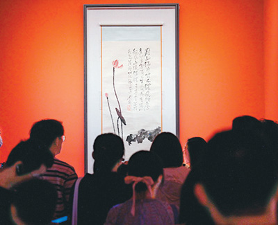 　觀眾在展覽上欣賞名家名作。 　　北京民生現(xiàn)代美術(shù)館供圖