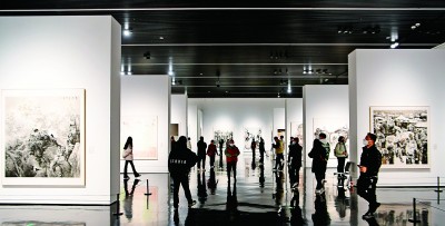 7月20日，參觀者走過動(dòng)畫周戶外主題裝置。當(dāng)日，首屆中國（北京）動(dòng)畫周在北京開幕 中新社記者 田雨昊 攝 