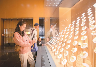 觀眾在安徽楚文化博物館里欣賞楚國(guó)金幣。  　　駱先洋攝（人民圖片）