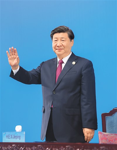  7月28日晚，第三十一屆世界大學生夏季運動會在四川省成都市隆重開幕。這是國家主席習近平在主席臺上向大家揮手致意。   新華社記者 鞠 鵬攝