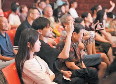 　觀眾們正在武漢市永芳古戲院觀看演出。 　　圖片均為王郭驥攝