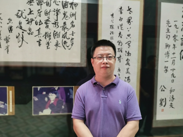 田耳，1976年生于湖南鳳凰，現(xiàn)居于廣西。2007年，田耳憑借中篇小說《一個人張燈結彩》獲得第四屆魯迅文學獎，成為該獎史上最年輕的得主