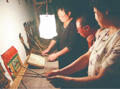 　劇團(tuán)演員在幕后操作皮影。 　　以上圖片均為孫福軍提供 　　制圖：趙偲汝