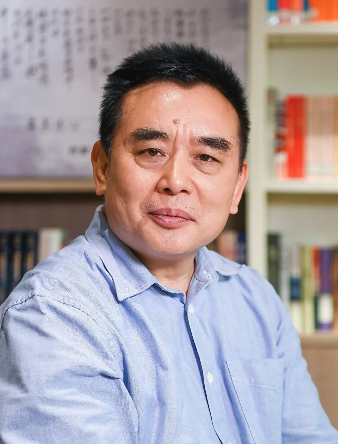 王躍文，著名作家，湖南省溆浦縣人。著有長(zhǎng)篇小說(shuō)《家山》《國(guó)畫(huà)》《梅次故事》《亡魂鳥(niǎo)》《朝夕之間》《蒼黃》《大清相國(guó)》《愛(ài)歷元年》，中短篇小說(shuō)集《漫水》《無(wú)雪之冬》，散文隨筆集《幽默的代價(jià)》《喊山應(yīng)》，訪(fǎng)談錄《王躍文文學(xué)回憶錄》《無(wú)違》等。其中《大清相國(guó)》被翻譯成日文出版，小說(shuō)集《漫水》被翻譯成英文出版。先后獲魯迅文學(xué)獎(jiǎng)、湖南省青年文學(xué)獎(jiǎng)、湖南省文化創(chuàng)新獎(jiǎng)、湖南省文學(xué)藝術(shù)獎(jiǎng)等，其作品既有對(duì)現(xiàn)實(shí)矛盾的銳利揭示，對(duì)歷史長(zhǎng)河的人文發(fā)現(xiàn)，也有對(duì)原鄉(xiāng)故土的深情回望?，F(xiàn)居長(zhǎng)沙。