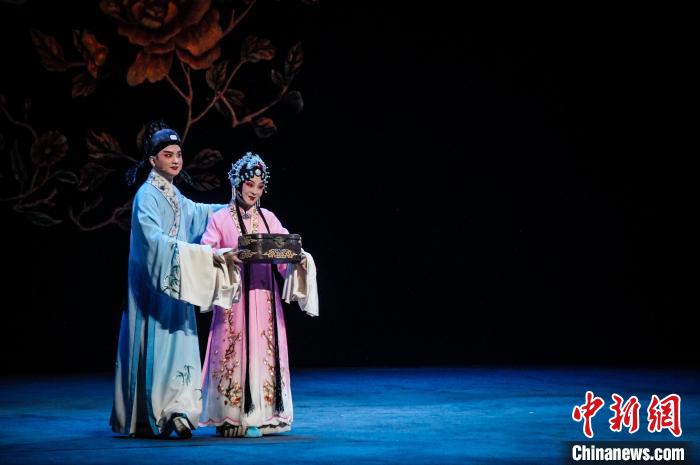 2023年5月15日，新版黃梅戲《羅帕記》在武漢上演?！∠目】?攝