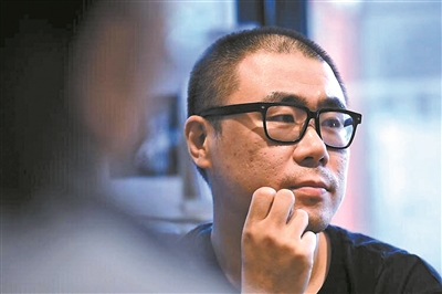 石一楓，1979年生于北京，1998年考入北京大學中文系，文學碩士。著有長篇小說《漂洋過海來送你》《入魂槍》《心靈外史》《借命而生》等，小說集《世間已無陳金芳》《特別能戰(zhàn)斗》等。曾獲魯迅文學獎、馮牧文學獎、十月文學獎、百花文學獎、《小說選刊》年度獎·中篇小說獎等，作品入選年度“中國好書”、中國小說學會年度好小說榜單等。