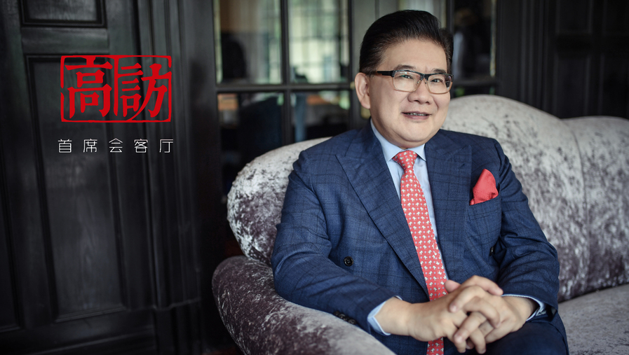 曹可凡：1963年7月27日生于上海，江蘇無錫人，1991年畢業(yè)于上海第二醫(yī)科大學(xué)（現(xiàn)上海交通大學(xué)醫(yī)學(xué)院），獲碩士學(xué)位。1987年開始業(yè)余參與主持電視節(jié)目，1995年任東方電視臺(tái)專職主持人，1997年獲全國播音主持“金話筒獎(jiǎng)”?，F(xiàn)任上海廣播電視臺(tái)節(jié)目主持人、同濟(jì)大學(xué)客座教授。