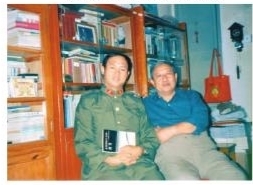 1986年，胡世宗到北京拜訪袁鷹（右）