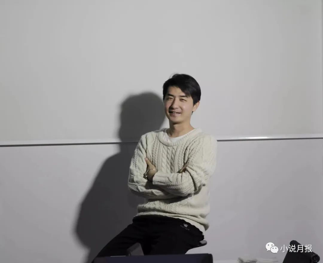 哥舒意，青年作家，魯迅文學(xué)院第十四屆中青年高研班學(xué)員。已出版《惡魔奏鳴曲》《中國孩子》等多部長(zhǎng)篇。作品多次在《收獲》《萌芽》《青年文學(xué)》《上海文學(xué)》《小說界》《山花》等文學(xué)雜志發(fā)表。