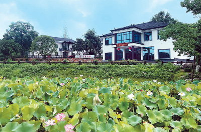 　立波書屋和周立波故居皆坐落于清溪村荷塘邊，引來了慕名前來的參觀者來此休憩、讀書。今年以來，立波書屋的經營者卜雪斌夫婦延長了營業(yè)時間，每天推遲到晚上9點半才打烊。