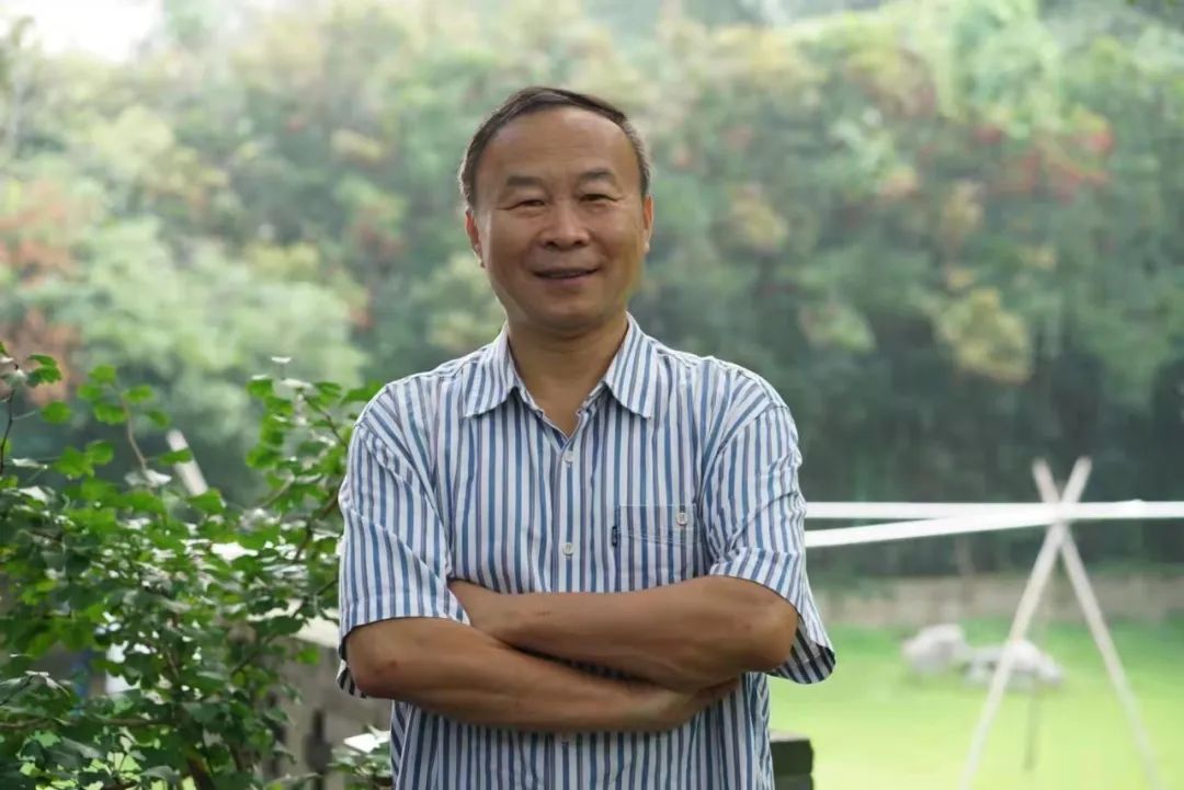 許晨，中國作家協(xié)會會員，中國報告文學學會理事，山東省作協(xié)原副主席，青島市作協(xié)名譽主席。出版有《人生大舞臺——“樣板戲”啟示錄》《琴聲如訴》《山海閩東》，以及海洋紀實三部曲《第四極：中國蛟龍?zhí)柼魬?zhàn)深海》《一個男人的海洋》《耕海探洋》等多部報告文學和散文集，被譽為“海洋作家”。榮獲第七屆魯迅文學獎、第五屆冰心散文獎、第三屆中國工業(yè)文學大賽一等獎等獎項。