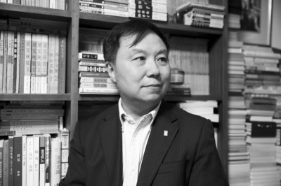 汪家明，曾任山東畫報出版社總編輯、生活·讀書·新知三聯(lián)書店副總編輯、人民美術出版社社長