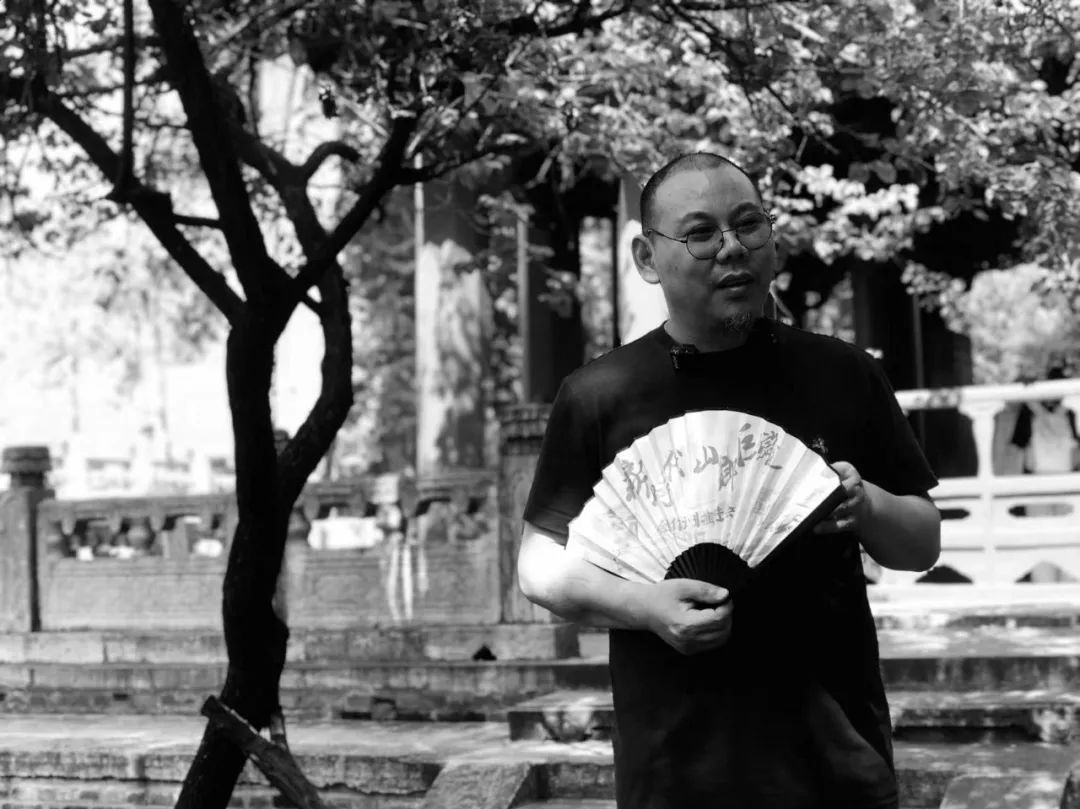王十月，70后小說家。《作品》雜志社社長總編，泥石流文學(xué)獎(jiǎng)發(fā)起人。著有長篇小說《無碑》《收腳印的人》《如果末日無期》《米島》《活物》等，小說集《國家訂單》《人罪》等數(shù)十種。獲第五屆魯迅文學(xué)獎(jiǎng)，《人民文學(xué)》年度中篇小說獎(jiǎng)、《中國作家》鄂爾多斯文學(xué)獎(jiǎng)，《小說選刊》年度中篇小說獎(jiǎng)，百花文學(xué)獎(jiǎng)等。多次上榜中國小說學(xué)會(huì)年度小說榜，中國散文學(xué)會(huì)年度散文榜及各類好書榜。