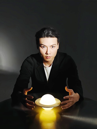 陳楸帆：作家，編劇，翻譯。中國作協(xié)科幻文學委員會副主任，代表作有《荒潮》《人生算法 》等