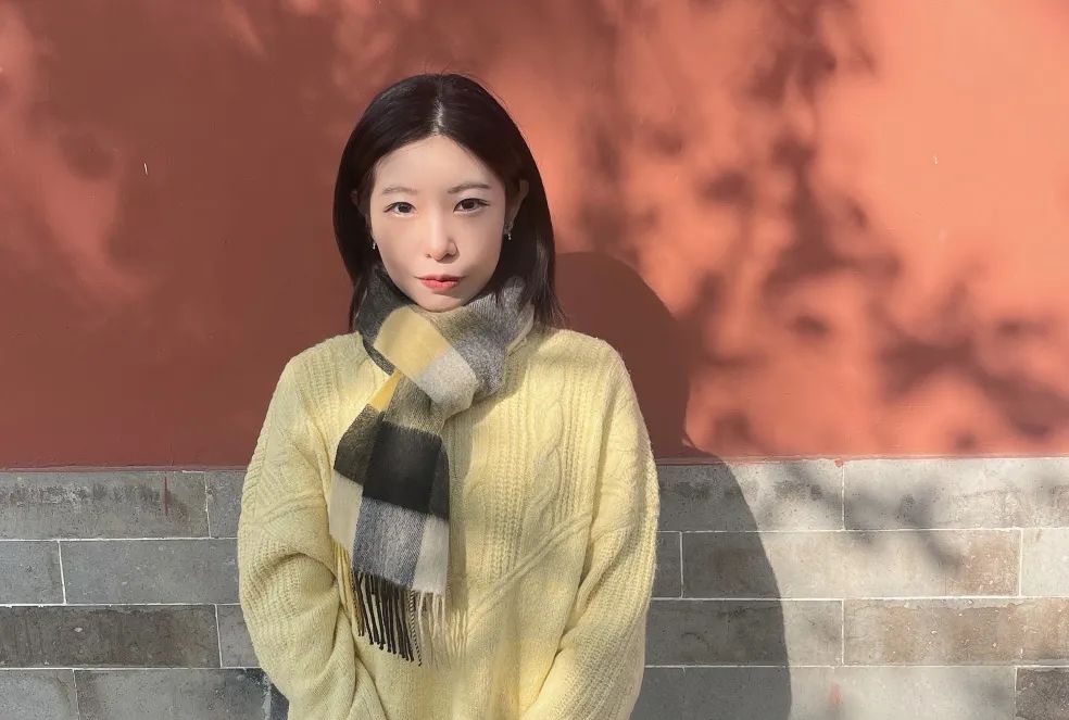 三 三 第2屆入選作家中年齡最小的作家，已經(jīng)發(fā)表短篇小說集《離魂記》《俄羅斯套娃》《晚春》，并獲第二屆“鐘山之星”年度青年佳作獎、2021年度“青花郎·人民文學(xué)”新人獎、第七屆郁達(dá)夫小說獎短篇小說獎。在采訪中她談到自己近年來創(chuàng)作上的成長和變化：“從業(yè)余寫作到全職寫作，越跟文學(xué)有所接觸，越明白它是什么，會逐漸靠近它?！? /></p>
<p style=