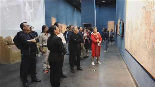 作家們參觀北庭故城遺址，了解中華優(yōu)秀傳統(tǒng)文化傳承發(fā)展情況
