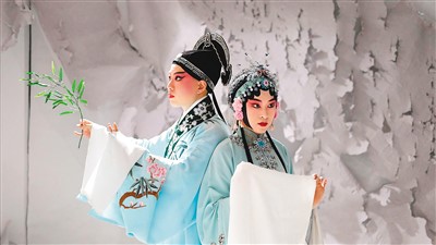　劉小川（右）與搭檔表演昆曲《牡丹亭》。 　　受訪者供圖