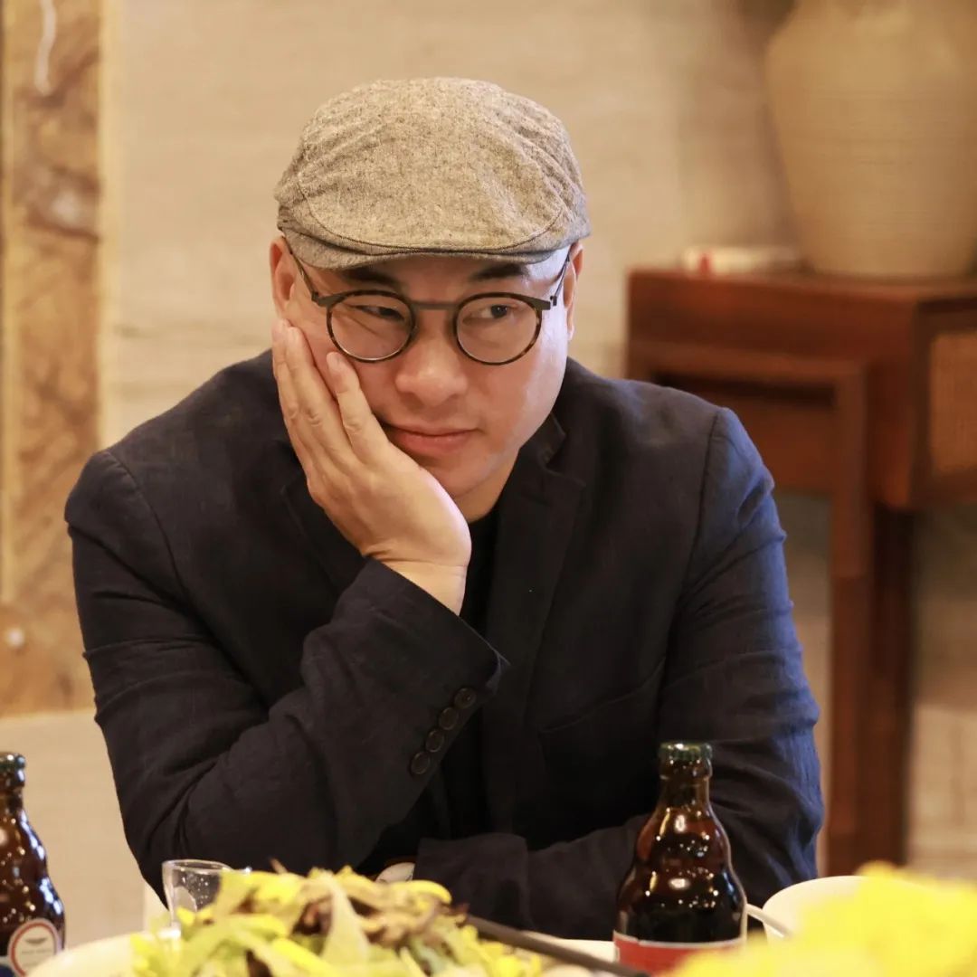 本期嘉賓：  鐘二毛，瑤族，湖南人，現(xiàn)居深圳。中國(guó)作協(xié)會(huì)員。在《當(dāng)代》《民族文學(xué)》《中國(guó)作家》等文學(xué)期刊發(fā)表大量作品，并多次被《小說(shuō)月報(bào)》《小說(shuō)選刊》《中篇小說(shuō)選刊》轉(zhuǎn)載。出版有長(zhǎng)篇小說(shuō)《小中產(chǎn)》《小浮世》，中短篇小說(shuō)集《回鄉(xiāng)之旅》《舊天堂》等10余部。曾獲《小說(shuō)月報(bào)》百花文學(xué)獎(jiǎng)、《民族文學(xué)》年度獎(jiǎng)、《青年文學(xué)》城市文學(xué)排行榜獎(jiǎng)等。編劇、導(dǎo)演電影作品《死鬼的微笑》獲第60屆美國(guó)羅切斯特國(guó)際電影節(jié)電影獎(jiǎng)。
