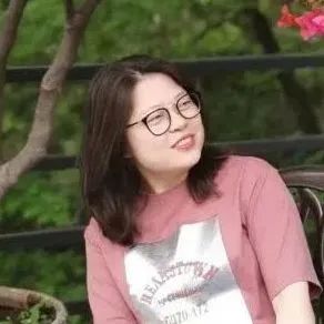 本期主持人：  徐海玉，朝鮮族，黑龍江人。北京語(yǔ)言大學(xué)對(duì)外漢語(yǔ)碩士，中央民族大學(xué)朝鮮語(yǔ)言文學(xué)專業(yè)博士（在讀）。曾任對(duì)外漢語(yǔ)教師，現(xiàn)任《民族文學(xué)》（朝鮮文版、漢文版）副編審，譯作有《人生那么長(zhǎng)，停一下又何妨》（中信出版社）等。