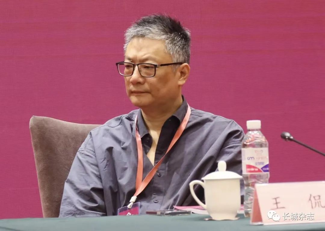 王侃，浙江東陽(yáng)人，文學(xué)博士，杭州師范大學(xué)人文學(xué)院教授。主要研究領(lǐng)域?yàn)橹袊?guó)現(xiàn)當(dāng)代文學(xué)史、中國(guó)當(dāng)代文學(xué)批評(píng)、中國(guó)電影等。在各類學(xué)術(shù)期刊發(fā)表學(xué)術(shù)論文百余篇，出版有《詩(shī)與思的維度》《敘事門與修辭術(shù)》《時(shí)見(jiàn)疏星渡河漢》等著作十余部。曾獲第三屆唐弢青年文學(xué)研究獎(jiǎng)、第五屆中國(guó)當(dāng)代文學(xué)優(yōu)秀批評(píng)家獎(jiǎng)。