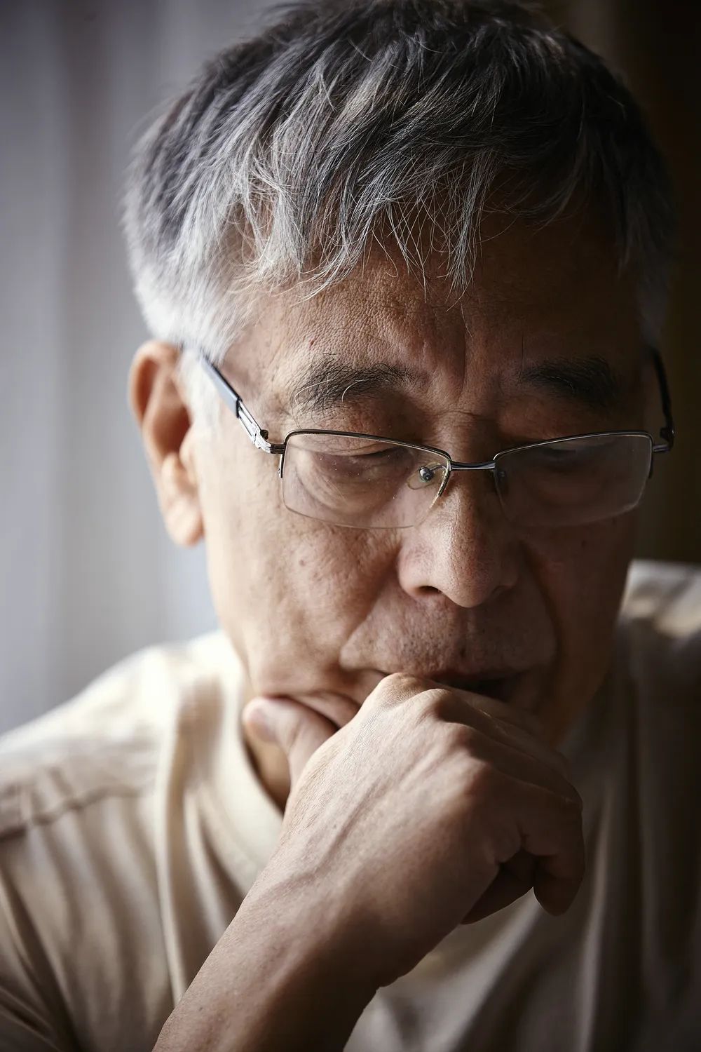 王晉康，1948年出生于河南南陽；著名科幻作家、高級工程師；1993年發(fā)表處女作《亞當回歸》，即獲當年度中國科幻銀河獎，此后15次榮獲該獎項；迄今已發(fā)表短篇小說近百篇，出版長篇小說20余部，代表作有長篇小說《類人》《蟻生》《十字》《與吾同在》，短篇小說集《替天行道》《最后的愛情》《生命之歌》《七重外殼》《西奈噩夢》《豹》等；曾獲銀河獎、全球華語星云獎終身成就獎、騰訊文學獎年度小說家、京東文學獎年度科幻圖書獎、陽翰笙文學獎、吳承恩文學獎等；作品被譯成英、意、日、德等多種語言。