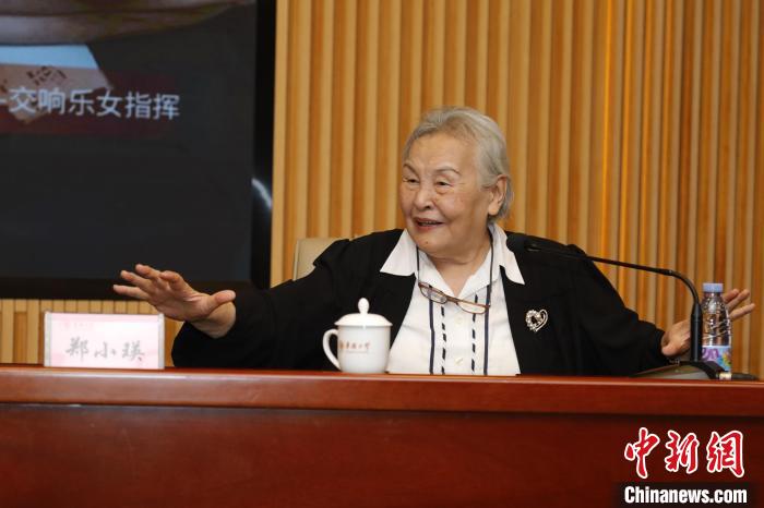 10月18日，鄭小瑛走進(jìn)華僑大學(xué)泉州校區(qū)，為學(xué)子們帶來(lái)專(zhuān)題講座——“洋戲中唱”藝術(shù)分享會(huì)。劉沛 　攝