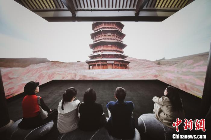 觀眾以全新角度的沉浸登臨體驗(yàn)，感受古塔所承載的唐遼之風(fēng)和中古文化美感。(瑞安新天地供圖)