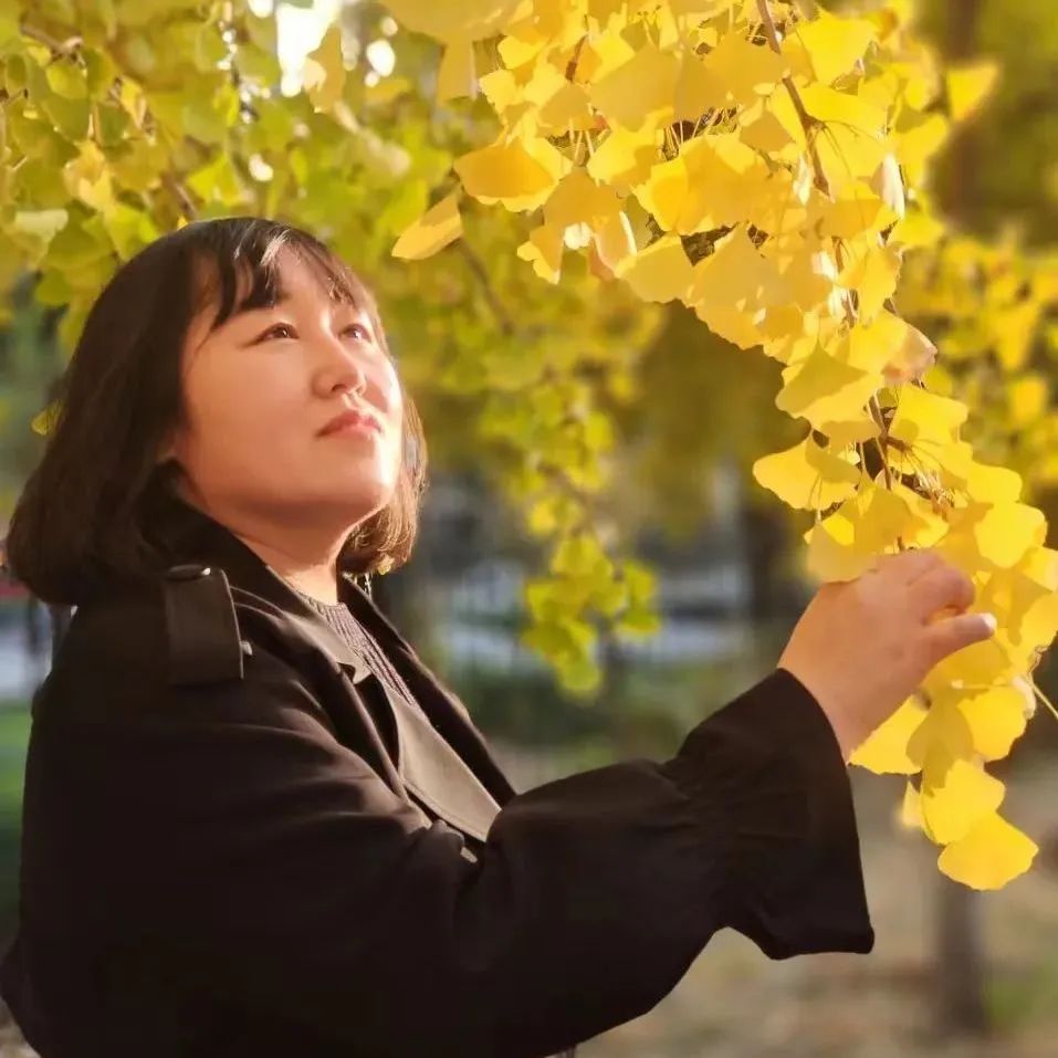 劉云芳， 中國(guó)作家協(xié)會(huì)會(huì)員，河北文學(xué)院簽約作家。作品主要發(fā)表于《北京文學(xué)》《天涯》《青年文學(xué)》《散文》《散文選刊》等報(bào)刊。曾兩次獲得香港青年文學(xué)獎(jiǎng)，并獲得孫犁散文獎(jiǎng)雙年獎(jiǎng)、孫犁文學(xué)獎(jiǎng)、河北文藝貢獻(xiàn)獎(jiǎng)。已出版散文集《木頭的信仰》《給樹(shù)把脈的人》《陪你變成魚(yú)》，童話《奔跑的樹(shù)枝馬》《老樹(shù)洞婆婆的故事》。