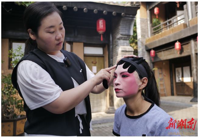9月7日，棣花古鎮(zhèn)，正在化妝的丹鳳縣劇團(tuán)演員。