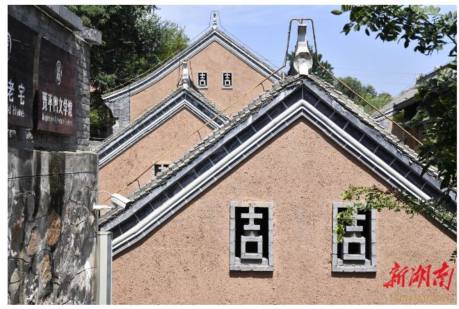 棣花古鎮(zhèn)民居側(cè)墻上的“吉”字窗。