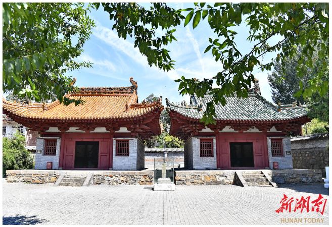 左為二郎廟，右為關(guān)帝廟。