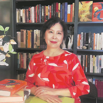 張翎，浙江溫州人，海外華文作家、編劇。代表作有《勞燕》《余震》《金山》等。