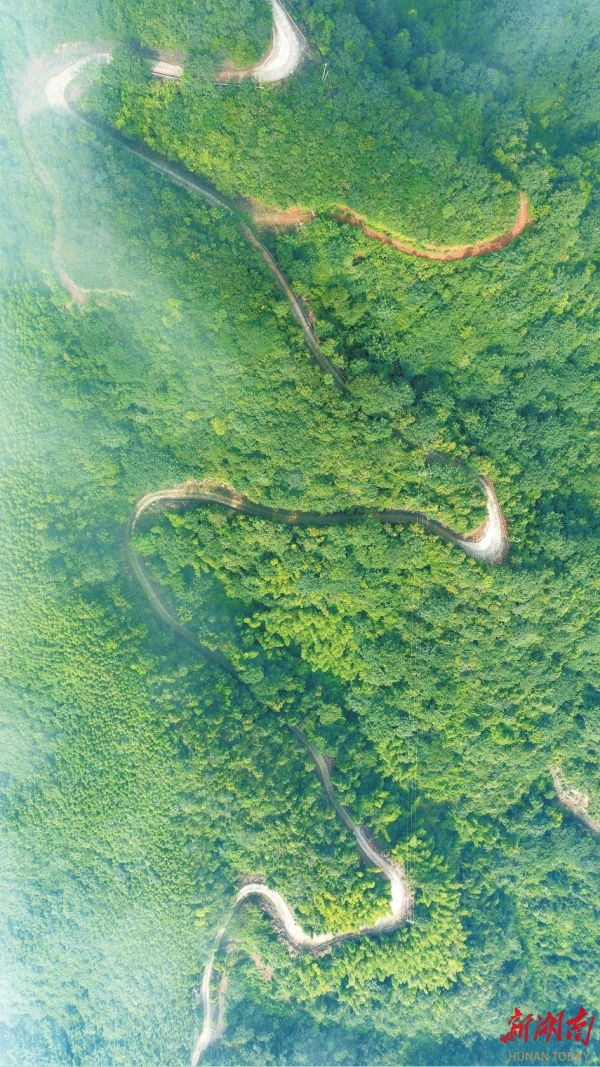 過(guò)去梯危徑險(xiǎn)的智峰山，如今修通了盤(pán)山公路