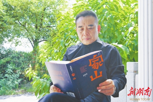 9月20日，王躍文在家中閱讀。
