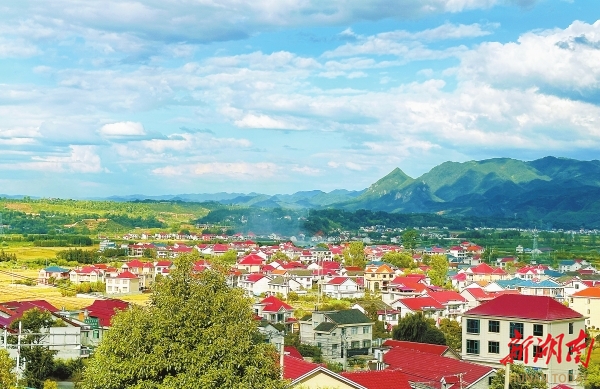 溆浦縣盧峰鎮(zhèn)漫水村，一幢幢農(nóng)家小院錯(cuò)落有致，繪就了一幅鄉(xiāng)村振興的美麗畫(huà)卷。本版照片均為湖南日?qǐng)?bào)全媒體記者 徐行 攝