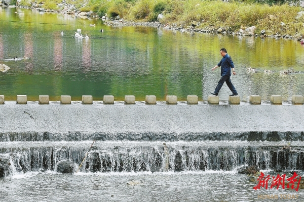 溆浦縣北斗溪鎮(zhèn)，王躍文家鄉(xiāng)溪水的跳橋。