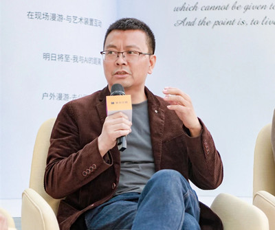 李宏偉，四川江油人，現(xiàn)居北京。著有詩集《你是我所有的女性稱謂》，長篇小說《國王與抒情詩》《灰衣簡史》《引路人》，小說集《假時(shí)間聚會(huì)》《暗經(jīng)驗(yàn)》《雨果的迷宮》等。曾獲郁達(dá)夫小說獎(jiǎng)、吳承恩長篇小說獎(jiǎng)、十月文學(xué)獎(jiǎng)等獎(jiǎng)項(xiàng)，作品入選收獲文學(xué)榜、揚(yáng)子江評(píng)論文學(xué)榜等榜單。