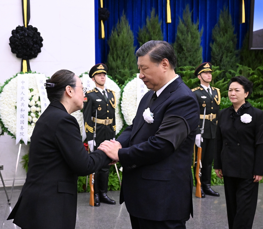 11月2日，李克強同志遺體在北京八寶山革命公墓火化。習(xí)近平、李強、趙樂際、王滬寧、蔡奇、丁薛祥、李希、韓正等前往八寶山送別，胡錦濤送花圈表示哀悼。這是習(xí)近平與李克強親屬握手，表示深切慰問。 新華社記者 謝環(huán)馳 攝