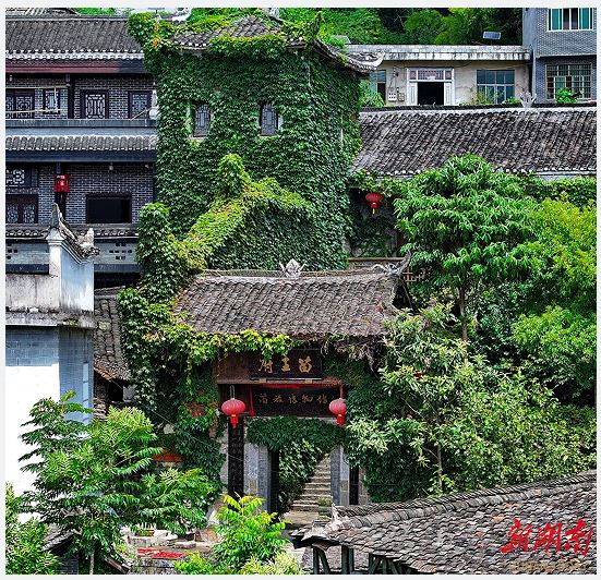 鳳凰縣山江鎮(zhèn)，綠樹(shù)掩映中的中國(guó)苗族博物館。