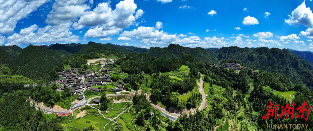 藍(lán)天白云下的花垣縣雙龍鎮(zhèn)十八洞村。