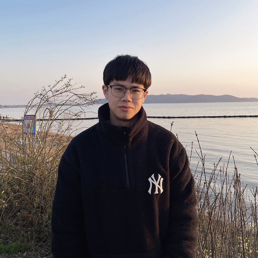 周于旸，1996年生，江蘇蘇州人。小說發(fā)表于《人民文學(xué)》《十月》《小說界》等期刊