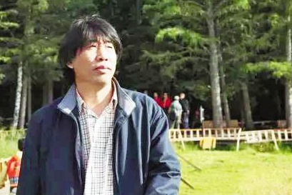 宗仁發(fā)，吉林遼源人。著有詩集《追蹤夸父》《大地上的紋理》，散文集《思想與拉鏈》、評論集《尋找“希望的言語”》等，現(xiàn)為《作家》雜志主編、編審，中國作協(xié)散文委員會委員，中國詩歌學(xué)會常務(wù)理事，吉林省文藝評論家協(xié)會主席，國務(wù)院特殊津貼專家。編發(fā)短篇小說獲第一、二、四屆魯迅文學(xué)獎(jiǎng)，編發(fā)格非的長篇小說《江南三部曲》獲第九屆茅盾文學(xué)獎(jiǎng)。主編《作家》雜志獲第三屆中國出版政府獎(jiǎng)期刊獎(jiǎng)，個(gè)人獲第三屆中國出版政府獎(jiǎng)優(yōu)秀人物獎(jiǎng)。