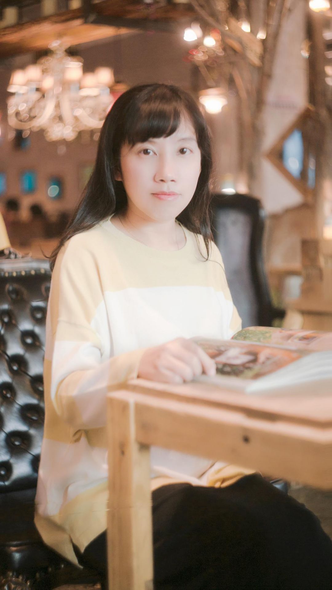 藤萍 廈門人，網(wǎng)絡(luò)文學(xué)作家。2000年考入中山大學(xué)法律系，同年以《鎖檀經(jīng)》獲第一屆花雨“花與夢(mèng)”全國(guó)浪漫小說征文大賽第一名，此后相繼出版多部作品。2018年《未亡日》獲“北京大學(xué)2017網(wǎng)絡(luò)文學(xué)年榜”女頻榜榜首。