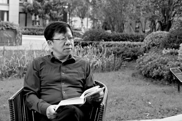 龐余亮，1967年生，現(xiàn)居江蘇靖江。著有長(zhǎng)篇小說(shuō)《薄荷》《丑孩》《有的人》《小不點(diǎn)的大象課》《神童左右左》(系列小說(shuō))《看我七十三變》《我們都愛(ài)丁大圣》，散文集《半個(gè)父親在疼》《小先生》《小蟲(chóng)子》《頑童馴師記》《紙上的憂傷》，小說(shuō)集《為小弟請(qǐng)安》《擒賊記》《鼎紅的小愛(ài)情》《你們遇上了好辰光》《出嫁時(shí)你哭不哭》，詩(shī)集《比目魚(yú)》《報(bào)母親大人書(shū)》《五種疲倦》，童話集《銀鐲子的秘密》《躲過(guò)九十九次暗殺的螞蟻小朵》等。曾獲得第八屆魯迅文學(xué)獎(jiǎng)、第七屆柔剛詩(shī)歌年獎(jiǎng)、第五屆漢語(yǔ)詩(shī)歌雙年十佳、第十三屆萬(wàn)松浦文學(xué)獎(jiǎng)、江蘇省紫金山文學(xué)獎(jiǎng)、第二屆孫犁散文獎(jiǎng)雙年獎(jiǎng)、第二屆揚(yáng)子江詩(shī)學(xué)獎(jiǎng)、第九屆冰心散文獎(jiǎng)等。
