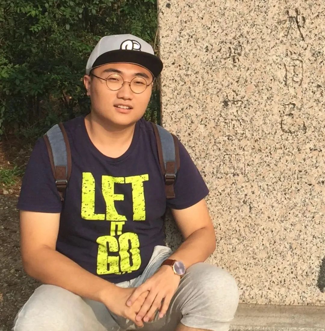 史玥琦，一九九六年生于長春，武漢大學文學學士，復旦大學創(chuàng)意寫作碩士，現(xiàn)為北京師范大學文學創(chuàng)作專業(yè)博士研究生。小說、詩歌見《收獲》《作品》《青年文學》《詩刊》《星星》《北京文學》等，獲第二屆京師-牛津“青年文學之星”金獎、第四十七屆香港“青年文學獎”等獎項。南京市青春文學人才計劃簽約作家，創(chuàng)辦有貓頭鷹小說社、野草莓觀影會。