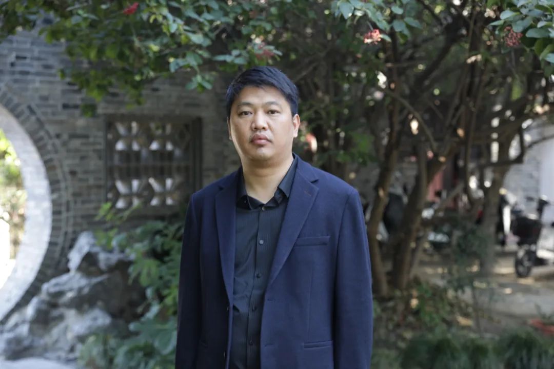 周榮池   江蘇高郵人，揚州市青年作家，現(xiàn)為揚州市作家協(xié)會第五屆理事會主席。著有長篇小說《絕境》《李光榮當村官》《單厙》，散文集《隱秘的風景》《草木故園》《村莊對我守口如瓶》等，獲第四屆汪曾祺文學獎、第二十屆百花文學獎散文獎。