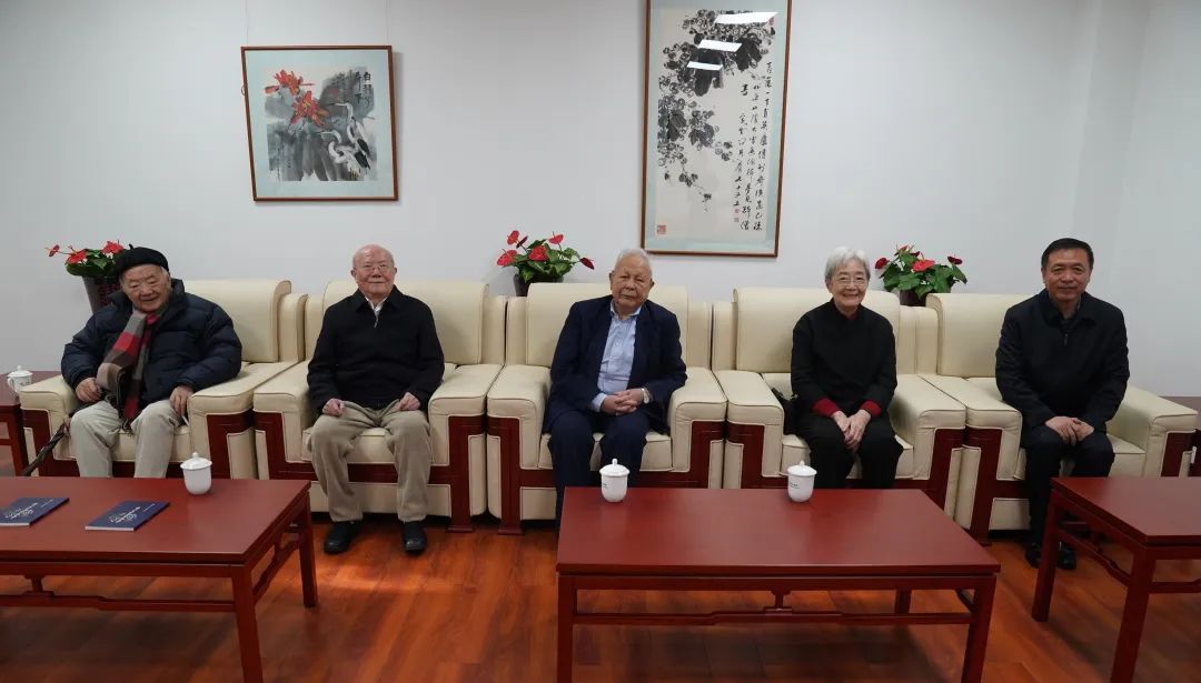 左起：錢(qián)理群、嚴(yán)家炎、謝冕、盧曉蓉、張宏森