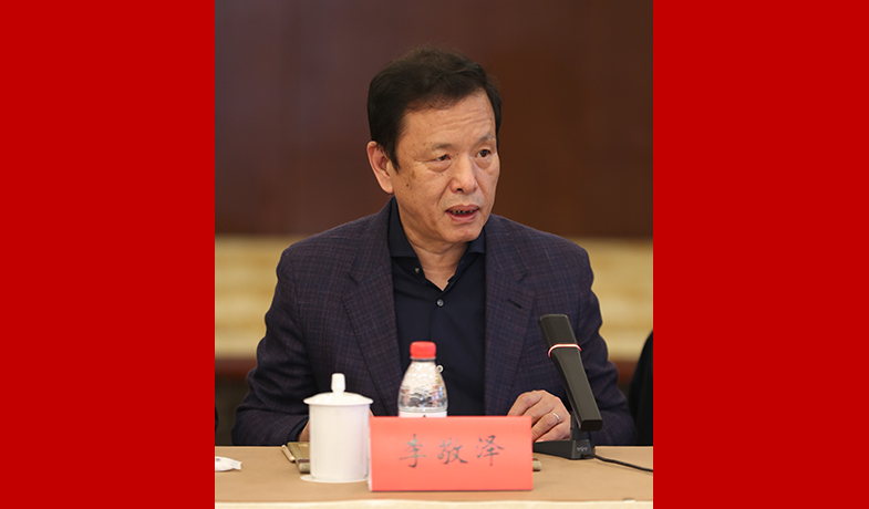 中國作協(xié)黨組成員、副主席、書記處書記李敬澤主持會議