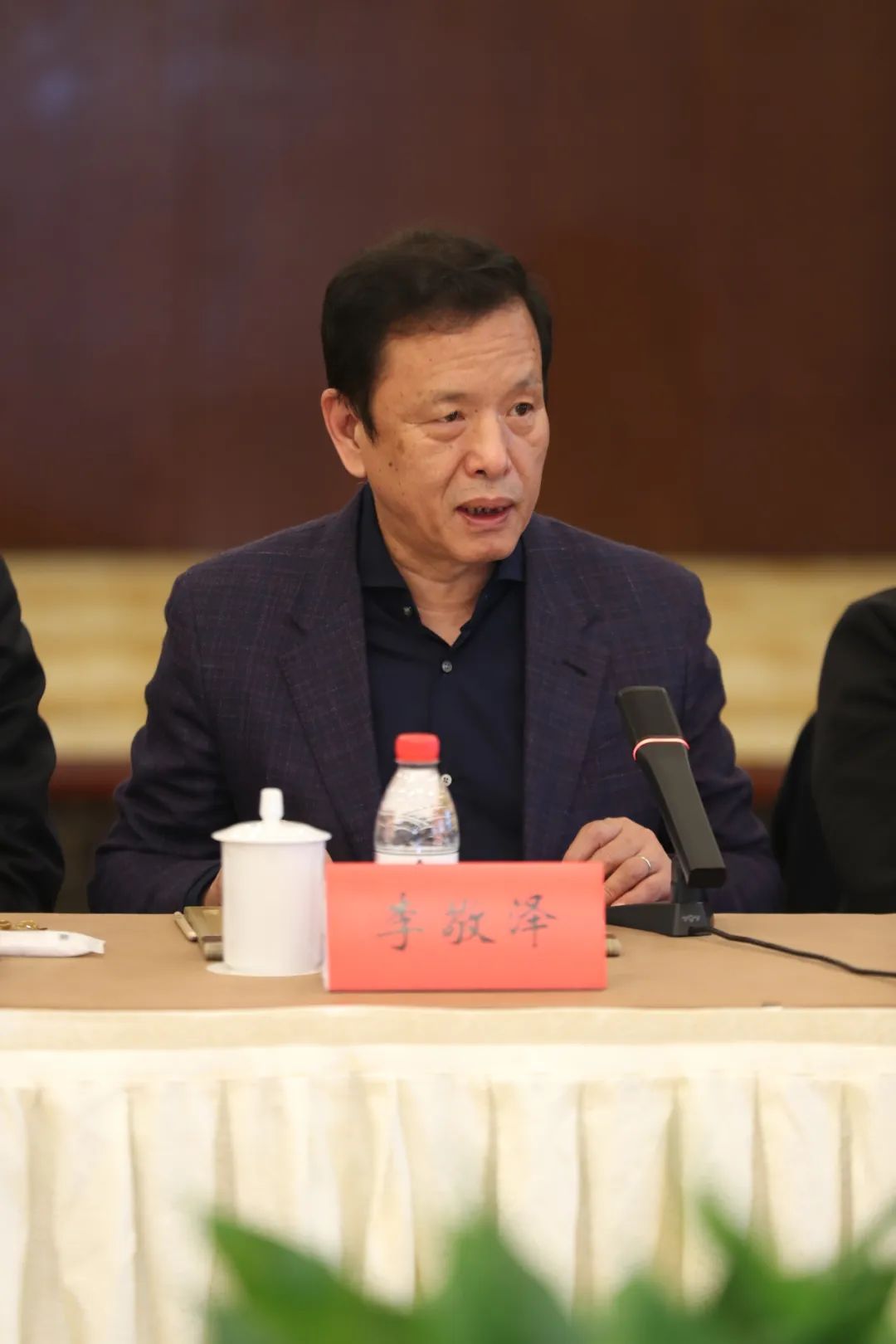 中國作協(xié)黨組成員、副主席、書記處書記李敬澤主持會議